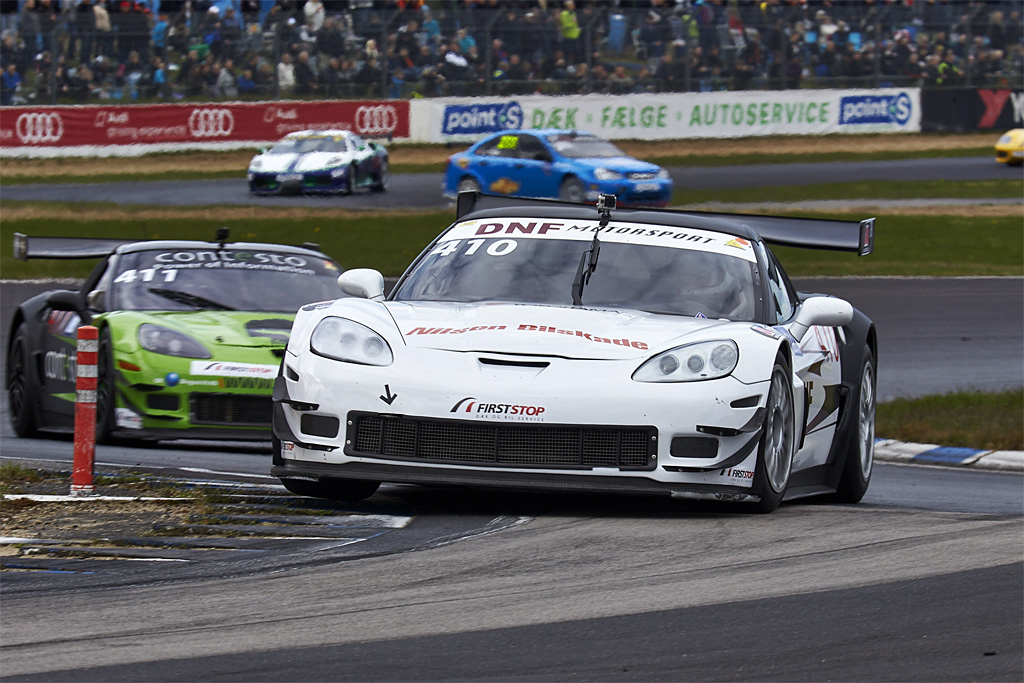 Christian Nilsen var suveræn på Jyllandsringen med sin sort/hvide Chevrolet Corvette
(Foto: Ib Trebbien)